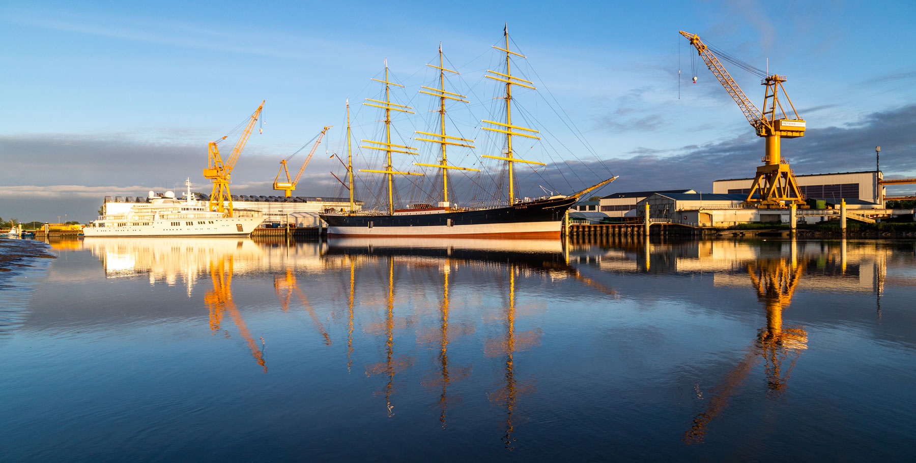 Die historische Viermastbark PEKING in der Peters Werft ist fertig