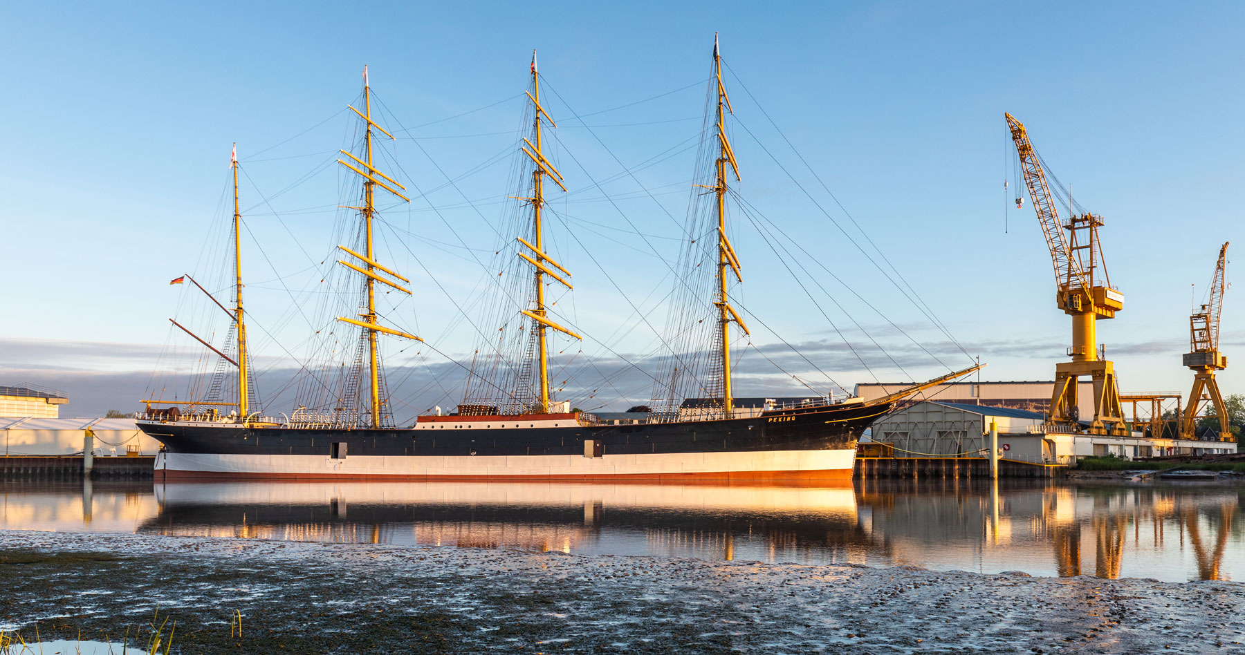 Die historische Viermastbark PEKING in der Peters Werft ist fertig