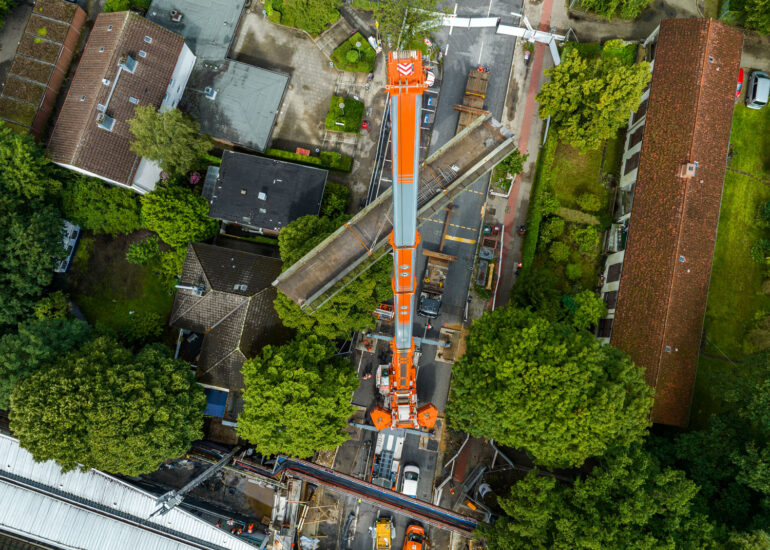 Ein Kran hebt eine U-Bahn-Brücke von der Hamburger Hochbahn in Wandsbek Gartenstadt ein