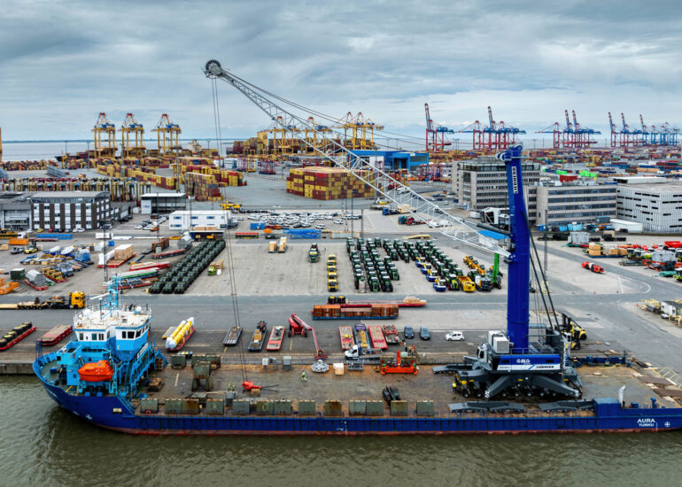 Drohnenaufnahme eines Hafenmobilkranes auf einem Schiff im Hafen von Bremerhaven