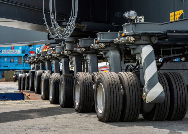 Räder eines Schwerlasttransporters, welcher einen Hafenmobilkran transportiert