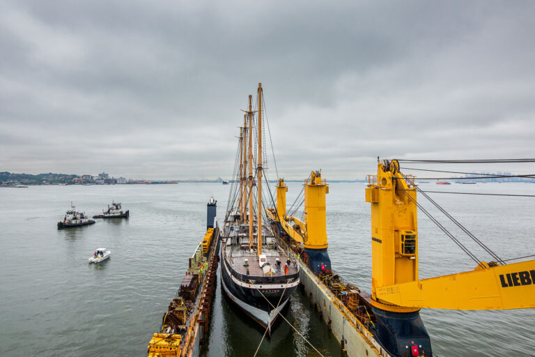 Die Rettung der historischen Viermastbark Peking in New York City. Das Frachtsegelschiff befindet sich im Dockschiff Combi Dock 3