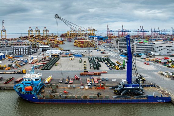 Drohnenaufnahme eines Hafenmobilkranes auf einem Schiff im Hafen von Bremerhaven