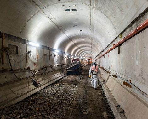 Ein Blick in die Weströhre vom alten St. Pauli Elbtunnel während der Sanierung