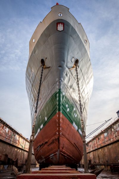 MS Bleichen in der Werft in Hamburg